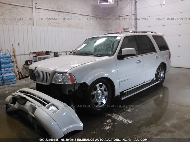 5LMFU28526LJ02524 - 2006 LINCOLN NAVIGATOR Biały zdjęcie 2