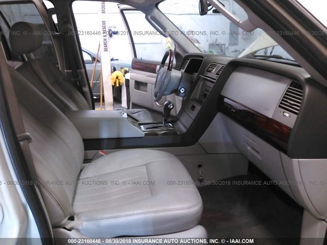 5LMFU28526LJ02524 - 2006 LINCOLN NAVIGATOR Biały zdjęcie 5