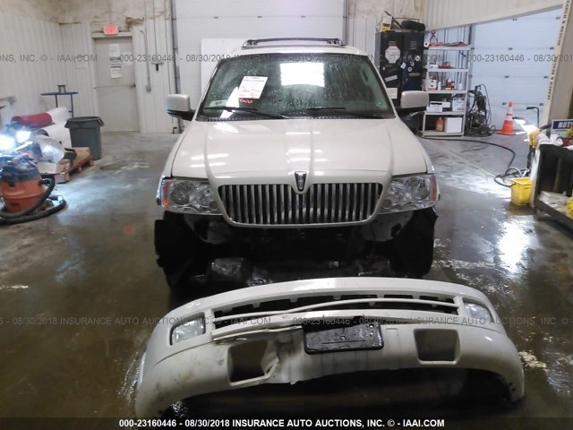 5LMFU28526LJ02524 - 2006 LINCOLN NAVIGATOR Biały zdjęcie 6