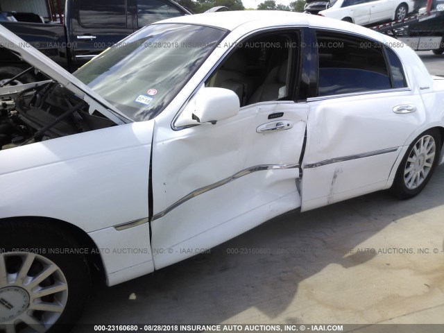 1LNHM81W86Y622814 - 2006 LINCOLN TOWN CAR SIGNATURE WHITE photo 6