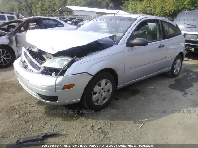 1FAFP31N47W278317 - 2007 FORD FOCUS ZX3/S/SE/SES SILVER photo 2
