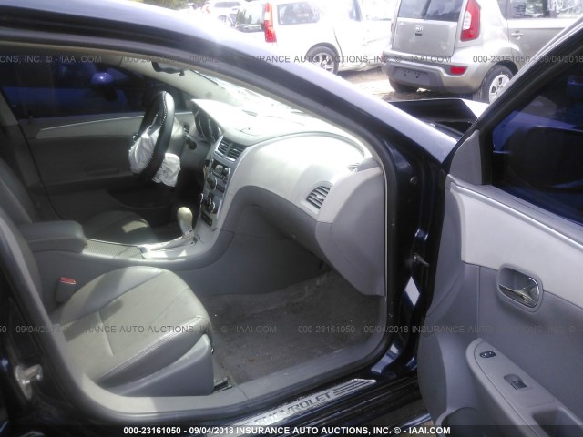 1G1ZG57B89F173288 - 2009 CHEVROLET MALIBU LS მუქი ლურჯი ფოტო 5