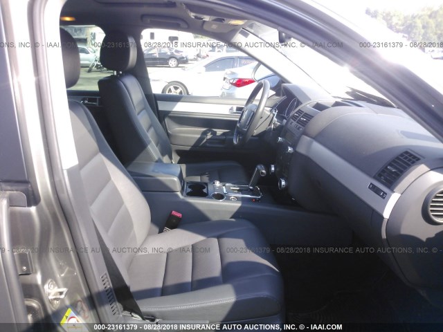 WVGBE77L78D075152 - 2008 VOLKSWAGEN TOUAREG 2 V6 GRAY photo 5