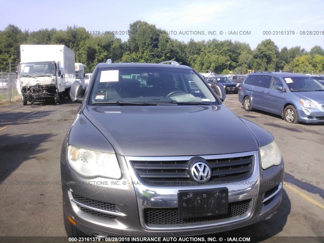 WVGBE77L78D075152 - 2008 VOLKSWAGEN TOUAREG 2 V6 GRAY photo 6