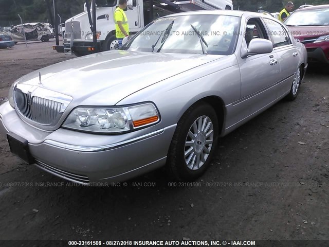 1LNHM82W23Y648125 - 2003 LINCOLN TOWN CAR SIGNATURE SILVER photo 2