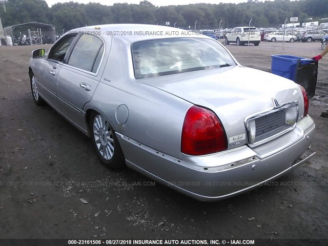 1LNHM82W23Y648125 - 2003 LINCOLN TOWN CAR SIGNATURE SILVER photo 3