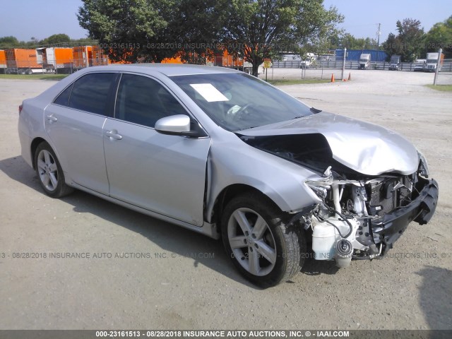 4T1BF1FK8CU024741 - 2012 TOYOTA CAMRY SE/LE/XLE ვერცხლისფერი ფოტო 1