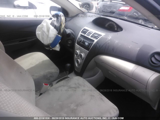 JTDBT923671108347 - 2007 TOYOTA YARIS GRAY photo 5