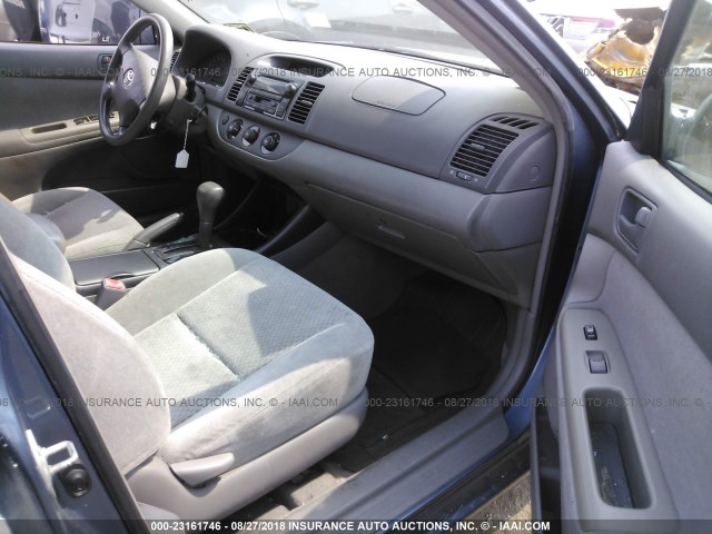 4T1BE32K74U827515 - 2004 TOYOTA CAMRY LE/XLE/SE 浅蓝色 照片 5