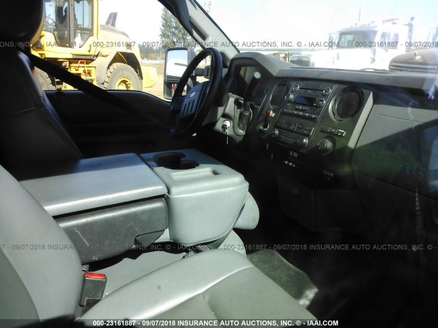 1FDUF5GY5CED00600 - 2012 FORD F550 SUPER DUTY WHITE photo 5