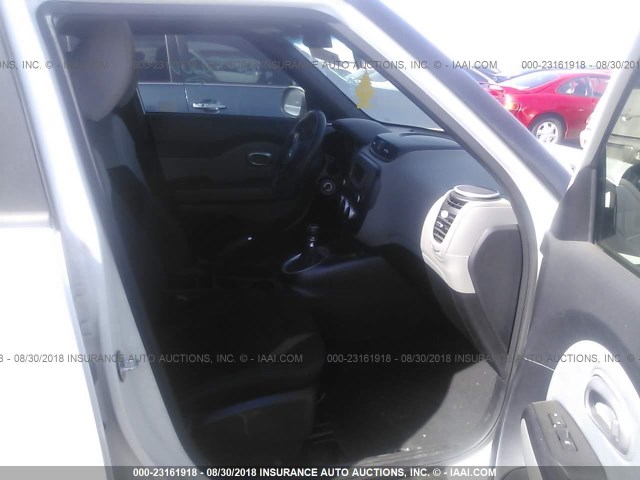 KNDJN2A22E7017849 - 2014 KIA SOUL WHITE photo 5