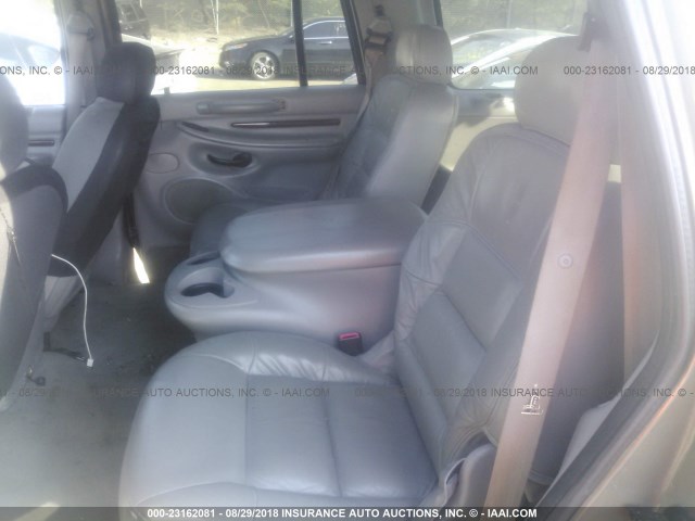 5LMFU28R92LJ14568 - 2002 LINCOLN NAVIGATOR 灰色 照片 8