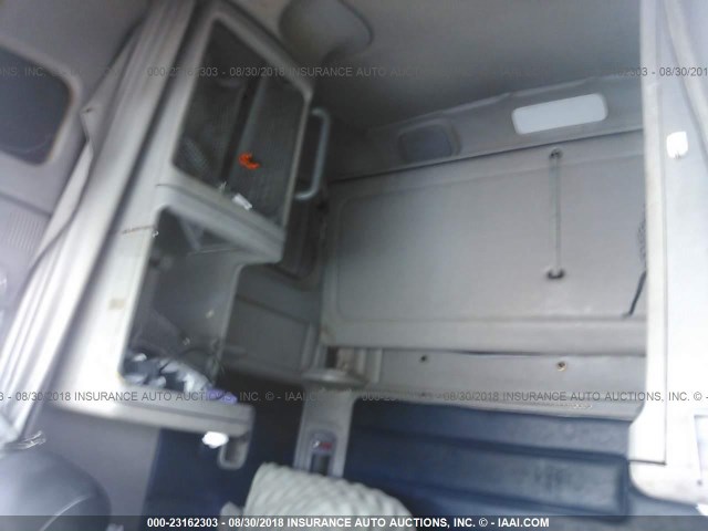 1FUYSSEB1XLB22650 - 1999 FREIGHTLINER CENTURY CLASSIC FLC120 WHITE photo 8