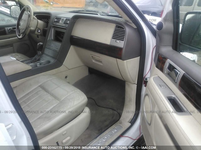 5LMFU28R04LJ14381 - 2004 LINCOLN NAVIGATOR 白色 照片 5