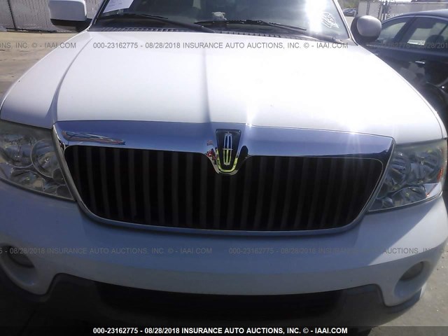 5LMFU28R04LJ14381 - 2004 LINCOLN NAVIGATOR 白色 照片 6
