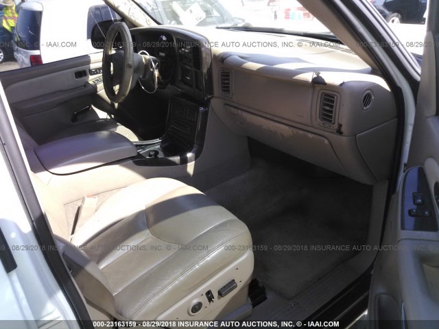 1GKFK66U05J131677 - 2005 GMC YUKON XL DENALI WHITE photo 5