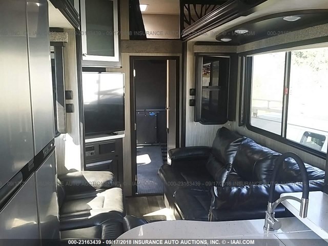 5SFCG4438JE374393 - 2018 HEARTLAND ROAD WARRIOR 429  GOLD photo 8