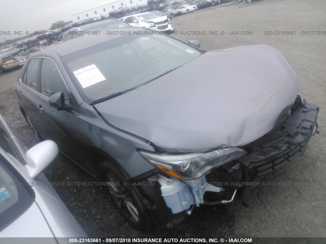 4T1BF1FK6HU327346 - 2017 TOYOTA CAMRY LE/XLE/SE/XSE GRAY photo 1
