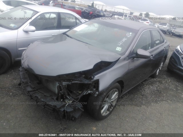 4T1BF1FK6HU327346 - 2017 TOYOTA CAMRY LE/XLE/SE/XSE GRAY photo 2