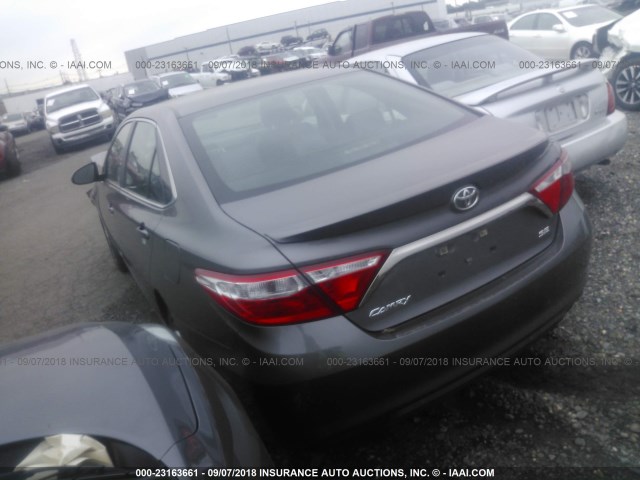 4T1BF1FK6HU327346 - 2017 TOYOTA CAMRY LE/XLE/SE/XSE GRAY photo 3