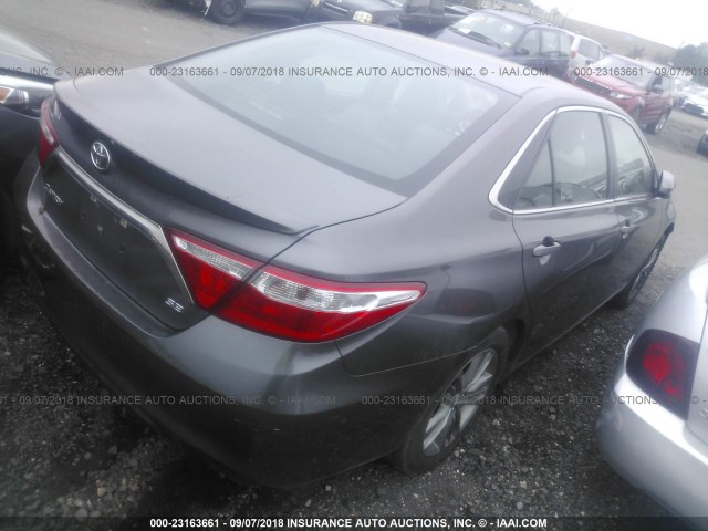 4T1BF1FK6HU327346 - 2017 TOYOTA CAMRY LE/XLE/SE/XSE GRAY photo 4