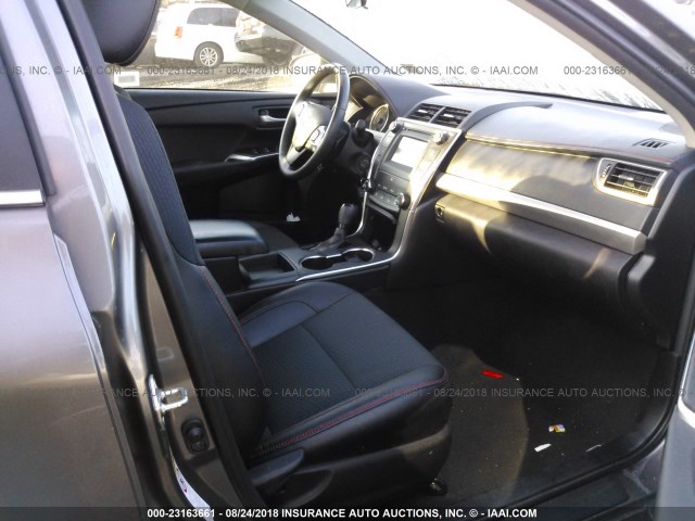 4T1BF1FK6HU327346 - 2017 TOYOTA CAMRY LE/XLE/SE/XSE GRAY photo 5