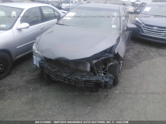 4T1BF1FK6HU327346 - 2017 TOYOTA CAMRY LE/XLE/SE/XSE GRAY photo 6