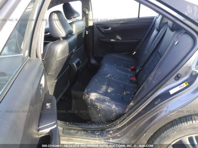 4T1BF1FK6HU327346 - 2017 TOYOTA CAMRY LE/XLE/SE/XSE GRAY photo 8