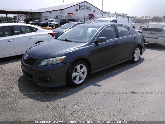 4T1BF3EK2AU043876 - 2010 TOYOTA CAMRY SE/LE/XLE ნაცრისფერი ფოტო 2