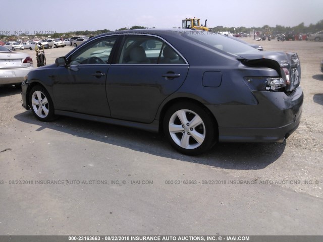 4T1BF3EK2AU043876 - 2010 TOYOTA CAMRY SE/LE/XLE ნაცრისფერი ფოტო 3