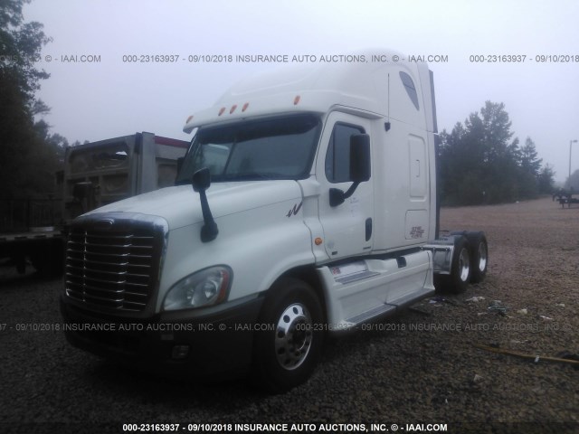 1FUJGLDR1CSBD3781 - 2012 FREIGHTLINER CASCADIA 125  WHITE photo 2