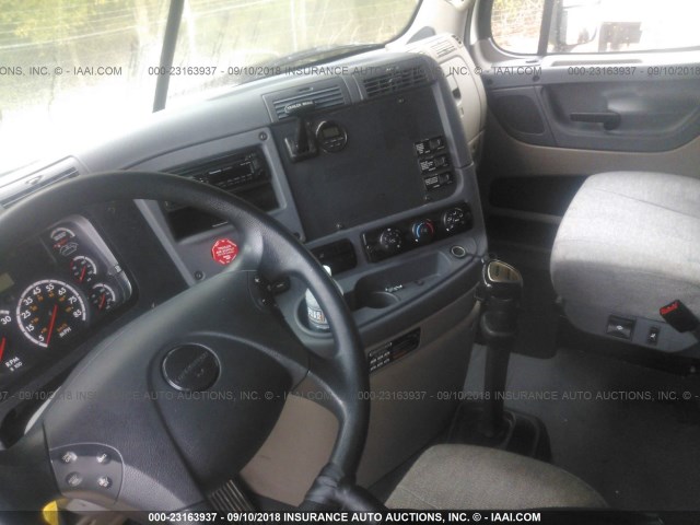 1FUJGLDR1CSBD3781 - 2012 FREIGHTLINER CASCADIA 125  WHITE photo 5