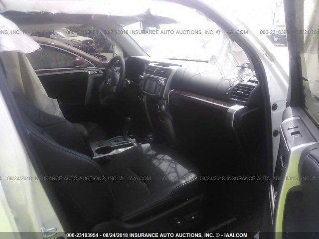 JTEBU5JR6H5460877 - 2017 TOYOTA 4RUNNER SR5 PREM/LTDL/TRAIL/TRD Biały zdjęcie 5