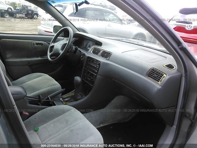 4T1BG28K2WU371454 - 1998 TOYOTA CAMRY CE/LE/XLE 金色 照片 5