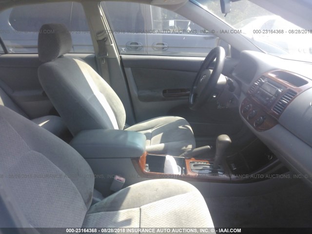 4T1BE32K52U098654 - 2002 TOYOTA CAMRY LE/XLE/SE Gümüş foto 5