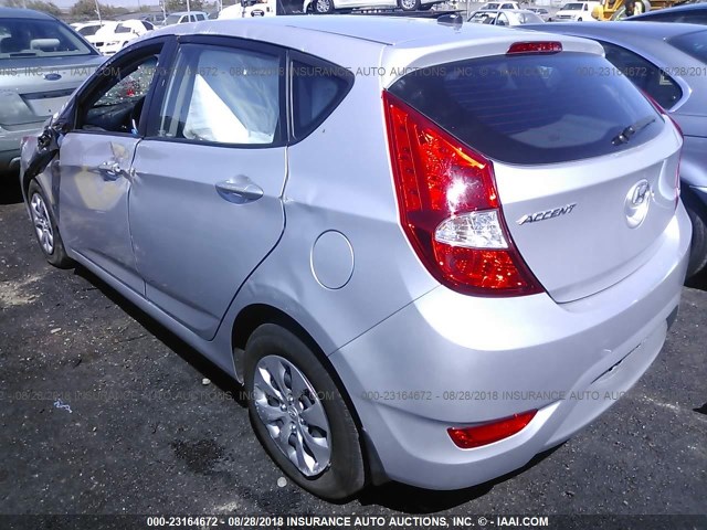 KMHCT5AE5GU294361 - 2016 HYUNDAI ACCENT SE SILVER photo 3