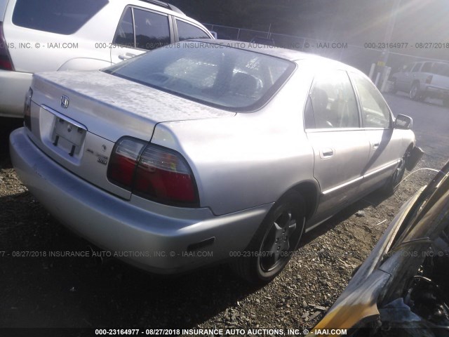 1HGCE6676VA022366 - 1997 HONDA ACCORD EX/EX-R SILVER photo 4