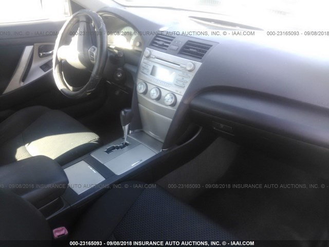 4T1BE46K79U412167 - 2009 TOYOTA CAMRY SE/LE/XLE ნაცრისფერი ფოტო 5