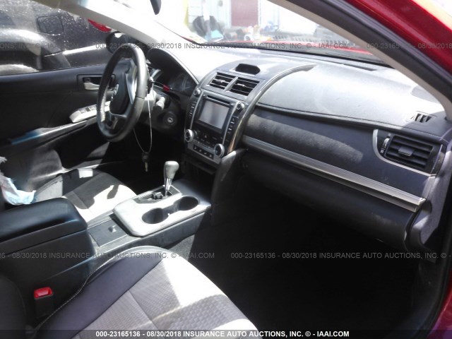 4T1BF1FK1CU636845 - 2012 TOYOTA CAMRY SE/LE/XLE წითელი ფოტო 5