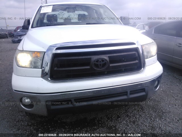 5TFRM5F17BX026923 - 2011 TOYOTA TUNDRA DOUBLE CAB SR5 WHITE photo 6