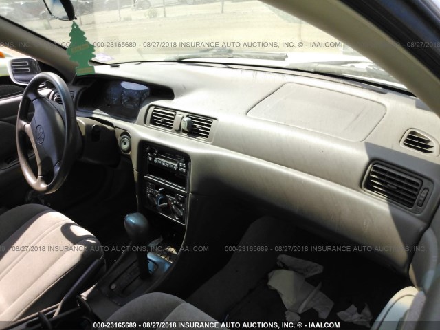 4T1BG22K3WU210586 - 1998 TOYOTA CAMRY CE/LE/XLE 白色 照片 5