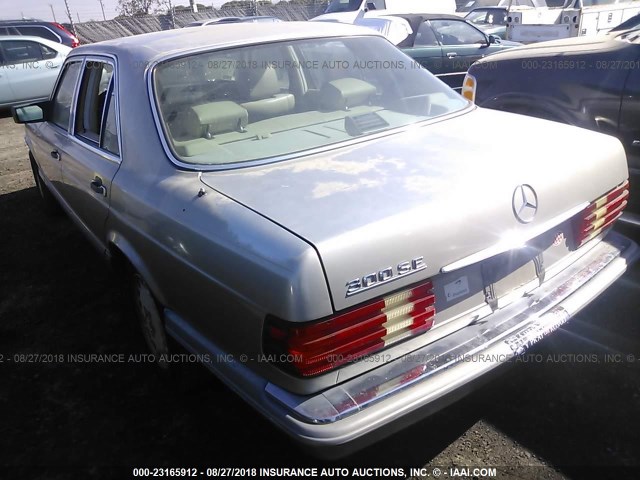 WDBCA24D6JA423937 - 1988 MERCEDES-BENZ 300 SE SILVER photo 3