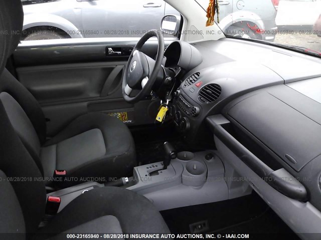 3VWBK31C65M417931 - 2005 VOLKSWAGEN NEW BEETLE GL 灰色 照片 5