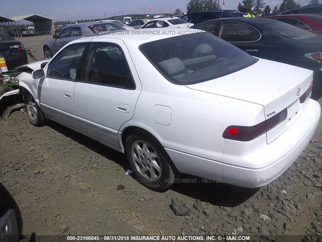 JT2BF28K1X0208206 - 1999 TOYOTA CAMRY LE/XLE WHITE photo 3