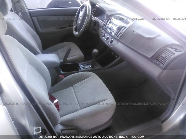 4T1BE32K42U509042 - 2002 TOYOTA CAMRY LE/XLE/SE 银色 照片 5