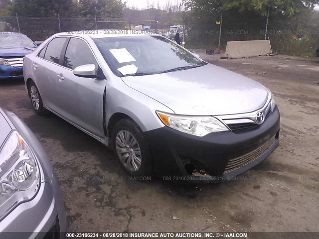 4T1BF1FKXCU118135 - 2012 TOYOTA CAMRY SE/LE/XLE 银色 照片 1