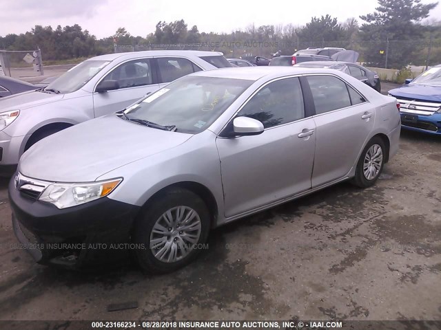 4T1BF1FKXCU118135 - 2012 TOYOTA CAMRY SE/LE/XLE SILVER photo 2