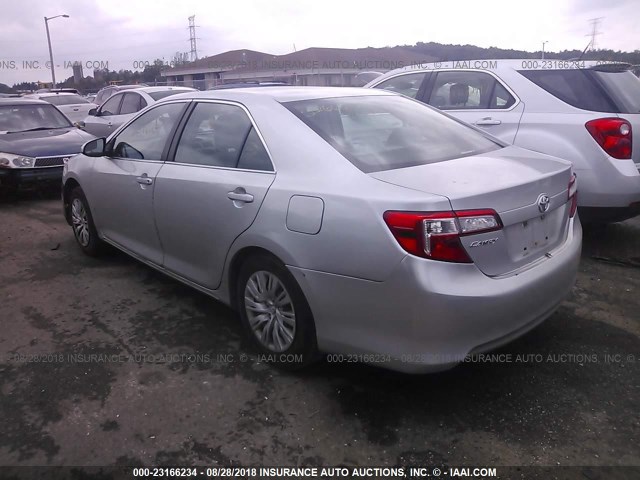 4T1BF1FKXCU118135 - 2012 TOYOTA CAMRY SE/LE/XLE 银色 照片 3