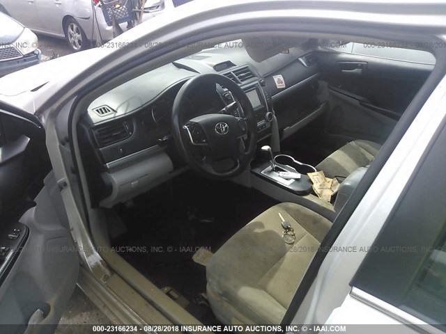 4T1BF1FKXCU118135 - 2012 TOYOTA CAMRY SE/LE/XLE 银色 照片 5