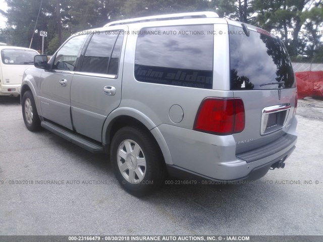 5LMFU27546LJ13929 - 2006 LINCOLN NAVIGATOR Silber Foto 3